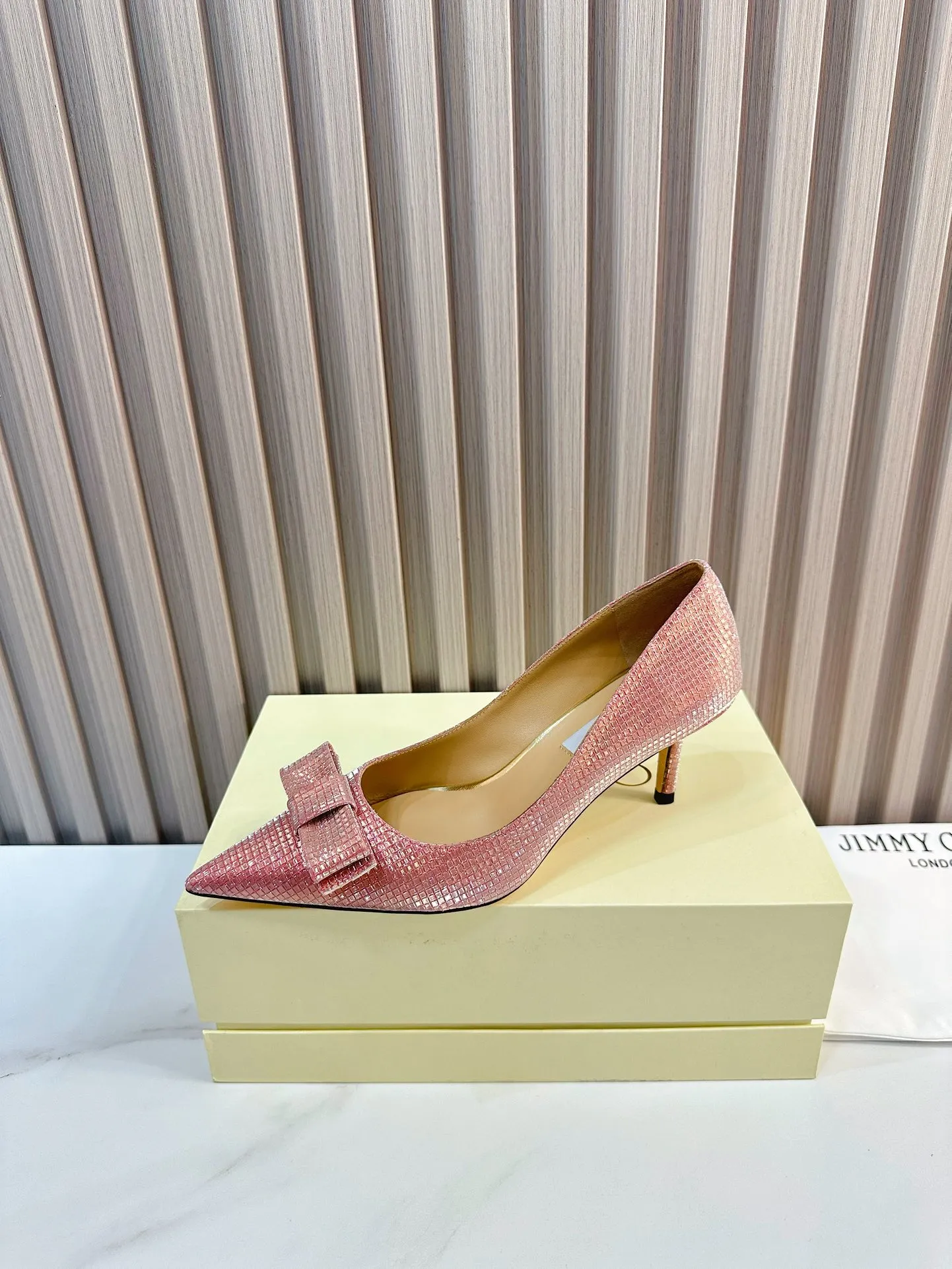👟👟Ex-factory price 620👟👟 JIMMY CHOO (Jimmy CHOO) 💝💝💝 is a very comprehensive noble fashion lifestyle brand, with a series of women's high-heeled, medium-heeled, flat-heeled sandals with the same straps from major fashion bloggers and celebrities in Hong Kong and the United States.  The Australian pointed toe, round toe and square toe series are simply beautiful. Fall in love with elegance and playful sense of the future. Just by looking at them, you want to own them immediately, but you can really think about a pair of exquisite high heels~~~~~~~~~~~~~~~~~ 💝This series is specially designed for extraordinary and indifferent ladies, thus creating a unique overall effect, Jimmy Choo Design products that inspire women to move forward and show their charm💝💝💝 1⃣️Material: Imported cowhide 2⃣️Inner: Imported Italian lambskin, super soft and delicate 3⃣️Outsole: Imported Italian original original color genuine leather outsole Heel height 6.5 4⃣️Code number: 35 to 39 (34, 40, 41 customized)